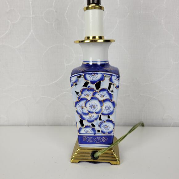 Vintage Porcelain Table Lamp Blue White Floral Scalloped Ginger Jar Brass Base - Picture 5 of 16
